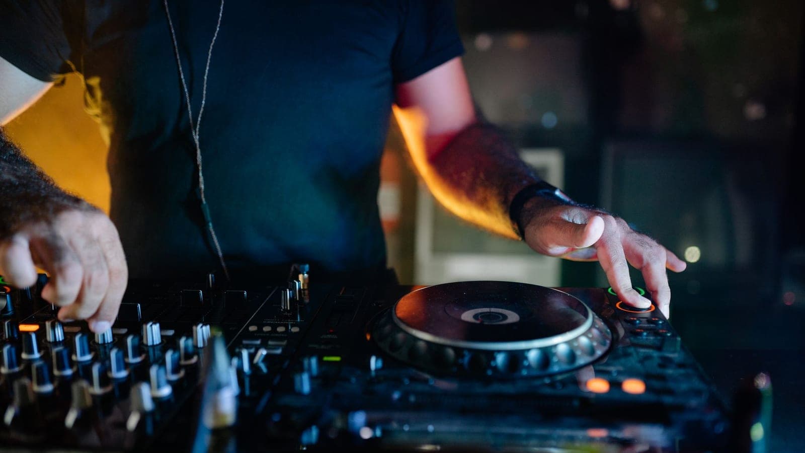 Native Instruments a fini vendue en morceaux : ce que cela change pour la salle qui amortit une cabine sur dix ans